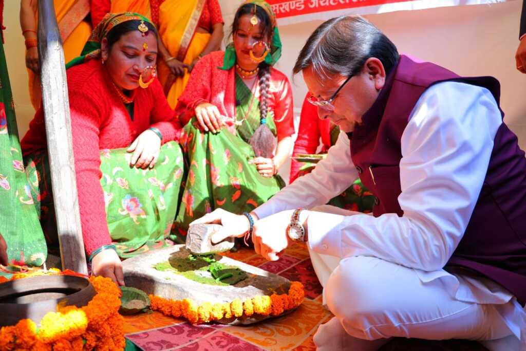 शहीद स्मरण समारोह में मुख्यमंत्री धामी ने रिखणीखाल को दी सौगातें, 102 करोड़ की योजनाओं का किया लोकार्पण-Newsnetra 19 IMG 20251026 WA0049