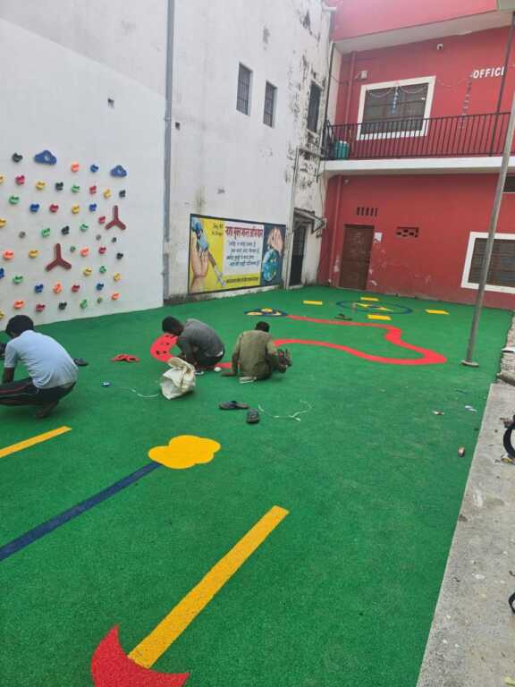 सड़क से स्कूल तक: भिक्षावृत्ति में फंसे बच्चों को नई राह दिखा रहा आधुनिक इंटेंसिव केयर सेंटर-Newsnetra 3 IMG 20251029 WA0094 1