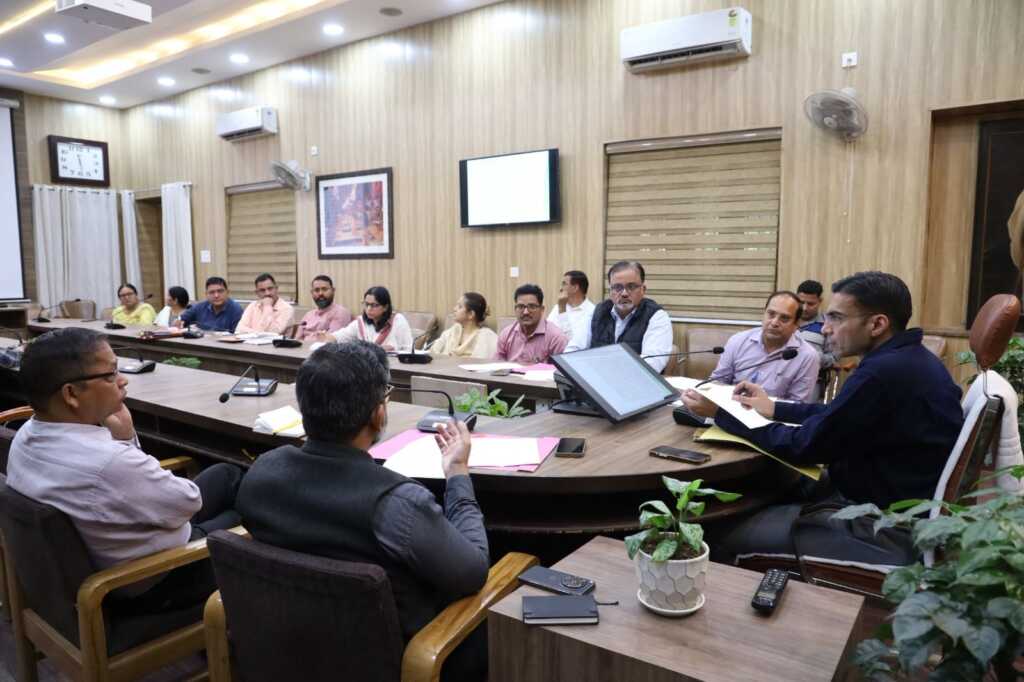 डीएम ने अचानक बुलाई कोरोनेशन अस्पताल की समीक्षा बैठक; एसएनसीयू विस्तार में देरी पर जताई कड़ी नाराज़गी, 91 लाख की धनराशि तत्काल स्वीकृत-Newsnetra 9 IMG 20251031 WA0003