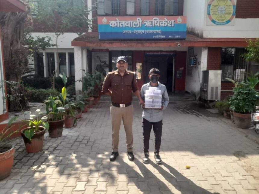 कोतवाली ऋषिकेश पुलिस व एसओजी देहात की बड़ी सफलता, लगातार घरों में चोरी की घटनाओं का खुलासा, शातिर चोर गिरफ्तार-Newsnetra 3 IMG 20251031 WA0084