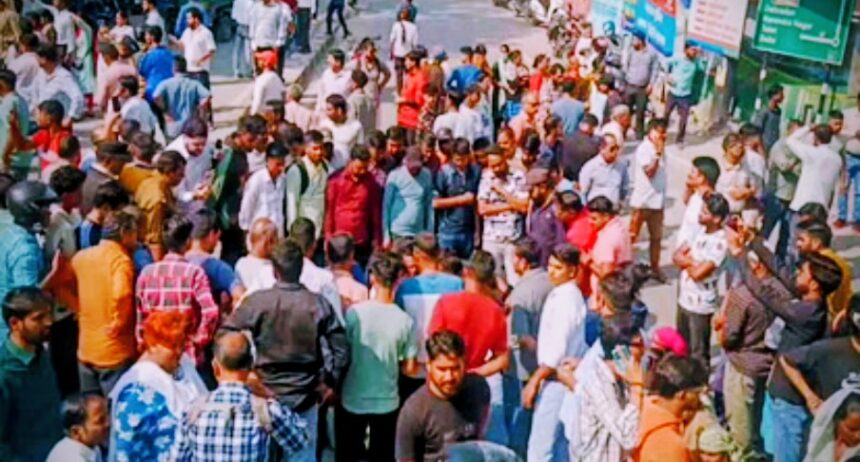 शराब के ठेके के पास युवक की चाकू से गोदकर हत्या, परिजनों ने शव रखकर बदरीनाथ हाईवे किया जाम-Newsnetra 3 Screenshot 20251027 001656 Chrome2