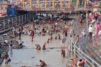 हरिद्वार में गंगा की धारा बंद, घाटों पर उमड़ी भीड़—लोग खोज रहे सिक्के, सोना-चांदी और बेशकीमती सामान, 15 दिन तक चलेगा सिलसिला-Newsnetra 20 haridwar ganga 565a81916a71fafa85f5d422a2ffae7f