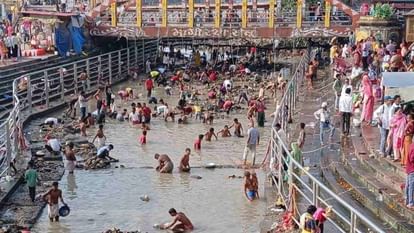 हरिद्वार में गंगा की धारा बंद, घाटों पर उमड़ी भीड़—लोग खोज रहे सिक्के, सोना-चांदी और बेशकीमती सामान, 15 दिन तक चलेगा सिलसिला-Newsnetra 3 haridwar ganga 565a81916a71fafa85f5d422a2ffae7f