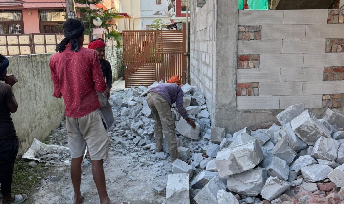 एमडीडीए की बड़ी कार्रवाई– कांवली रोड पर अवैध व्यवसायिक निर्माण ध्वस्त, स्वीकृत मानचित्र के विपरीत निर्माण कार्य पर हुई ध्वस्ती करण की कार्रवाई-Newsnetra 4 img 20251010 wa00047265757944664251513