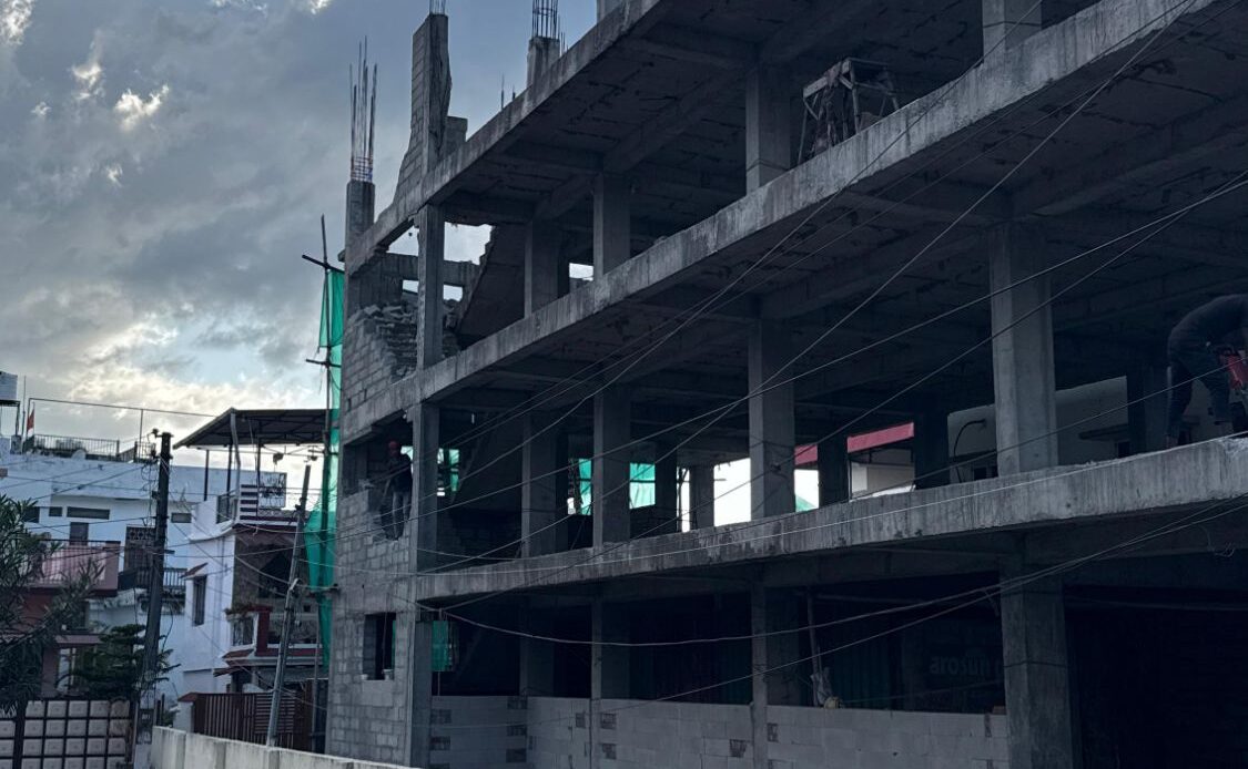 एमडीडीए की बड़ी कार्रवाई– कांवली रोड पर अवैध व्यवसायिक निर्माण ध्वस्त, स्वीकृत मानचित्र के विपरीत निर्माण कार्य पर हुई ध्वस्ती करण की कार्रवाई-Newsnetra 5 img 20251010 wa00056706966013939852134