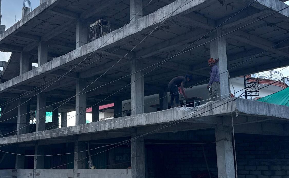 एमडीडीए की बड़ी कार्रवाई– कांवली रोड पर अवैध व्यवसायिक निर्माण ध्वस्त, स्वीकृत मानचित्र के विपरीत निर्माण कार्य पर हुई ध्वस्ती करण की कार्रवाई-Newsnetra 6 img 20251010 wa0006604019458758220731