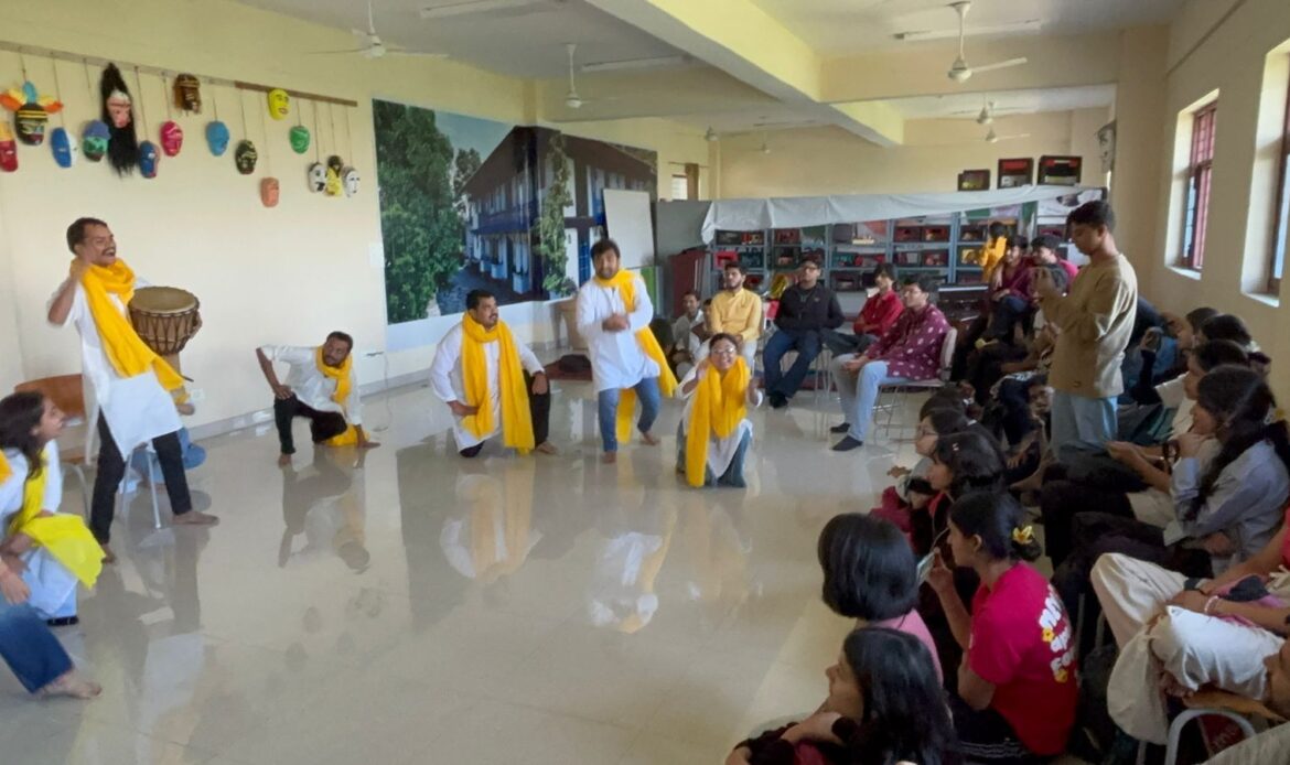 दून विश्वविद्यालय में थिएटर विभाग द्वारा सूचना का अधिकार अधिनियम पर नुक्कड़ नाटक का आयोजन-Newsnetra 6 img 20251011 wa00022001365995234818119