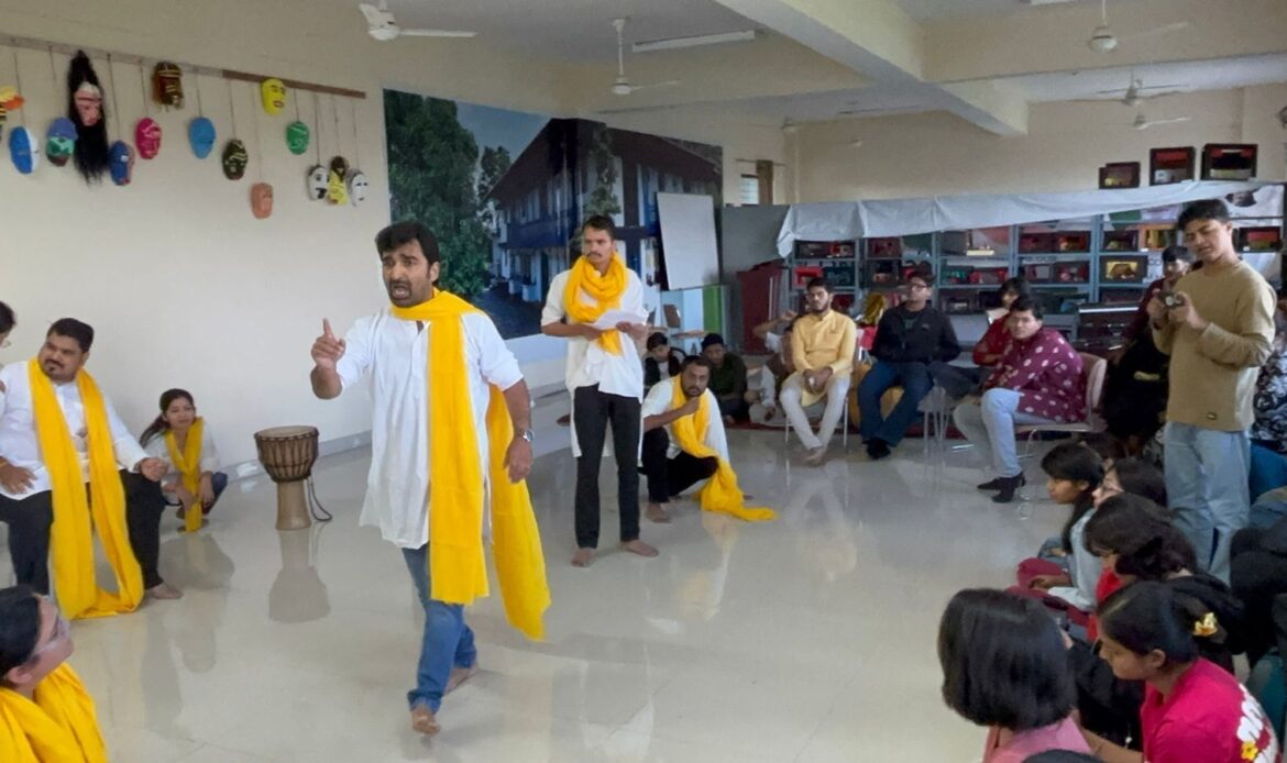 दून विश्वविद्यालय में थिएटर विभाग द्वारा सूचना का अधिकार अधिनियम पर नुक्कड़ नाटक का आयोजन-Newsnetra 7 img 20251011 wa00034292930927093011875