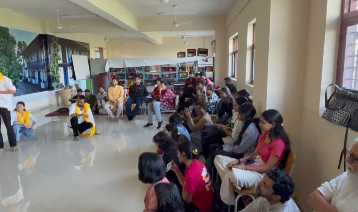 दून विश्वविद्यालय में थिएटर विभाग द्वारा सूचना का अधिकार अधिनियम पर नुक्कड़ नाटक का आयोजन-Newsnetra 5 img 20251011 wa00043726550172491423950