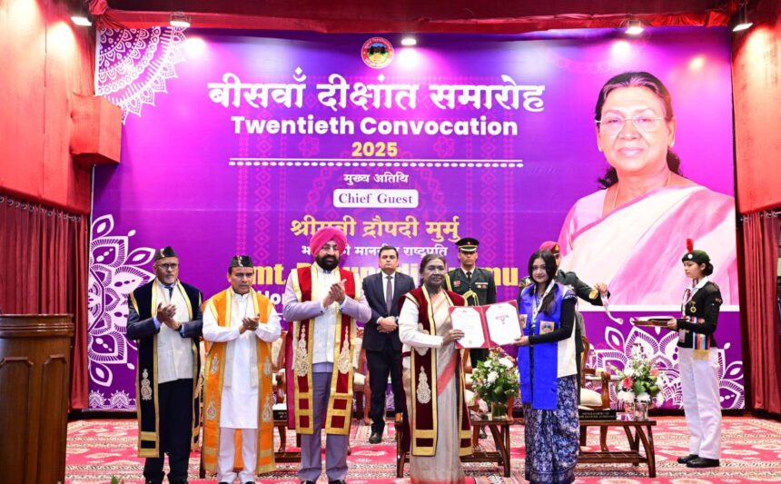 राष्ट्रपति द्रौपदी मुर्मु ने कुमाऊँ विश्वविद्यालय के 20वें दीक्षांत समारोह में की शिरकत, कहा— शिक्षा का उद्देश्य चरित्र व नैतिक मूल्यों को मजबूत करना-Newsnetra 9 574576631 1136797041956659 3037119517347523208 n
