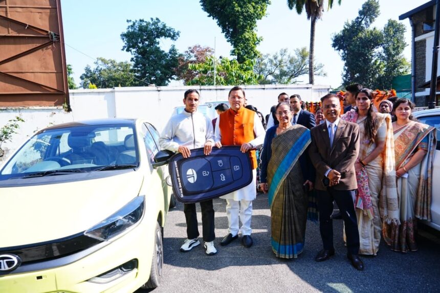 सीएम धामी ने ‘बिल लाओ–इनाम पाओ’ विजेताओं को किया सम्मानित; जनभागीदारी से बढ़ी पारदर्शिता, उत्तराखंड देश के श्रेष्ठ वित्तीय प्रबंधन वाले राज्यों में शामिल-Newsnetra 11 587909125 1153355596967470 9118164041655270036 n