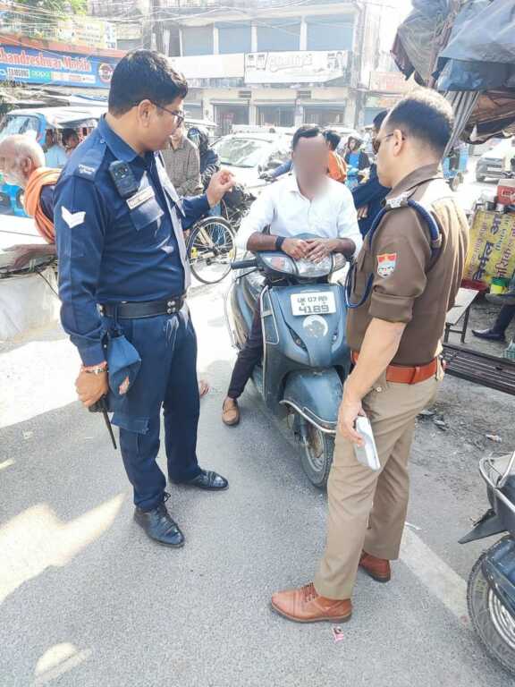 सड़क सुरक्षा पर देहरादून पुलिस का फोकस — 2025 में अब तक 1.72 लाख से अधिक चालान-Newsnetra 5 IMG 20251112 WA0113