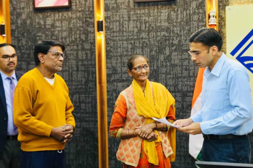 दो जवान बेटों ने की कैंसर पीड़ित मां और बुजुर्ग पिता से मारपीट, डीएम ने शुरू की गुंडा एक्ट की कार्रवाई-Newsnetra 3 IMG 20251112 WA0114