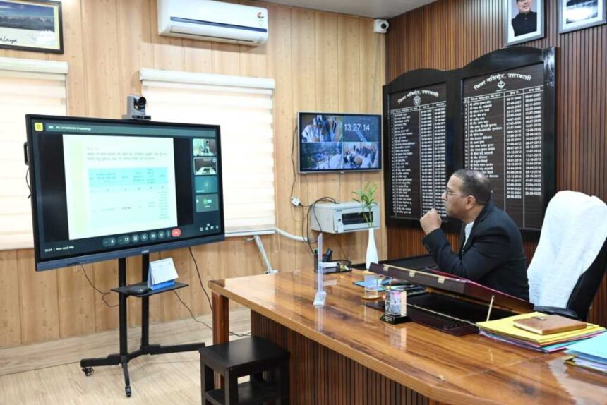 जिलाधिकारी प्रशांत आर्य की अध्यक्षता में सड़क सुरक्षा समिति की बैठक, दुर्घटनाओं पर अंकुश के लिए कड़े निर्देश-Newsnetra 3 IMG 20251118 WA0065