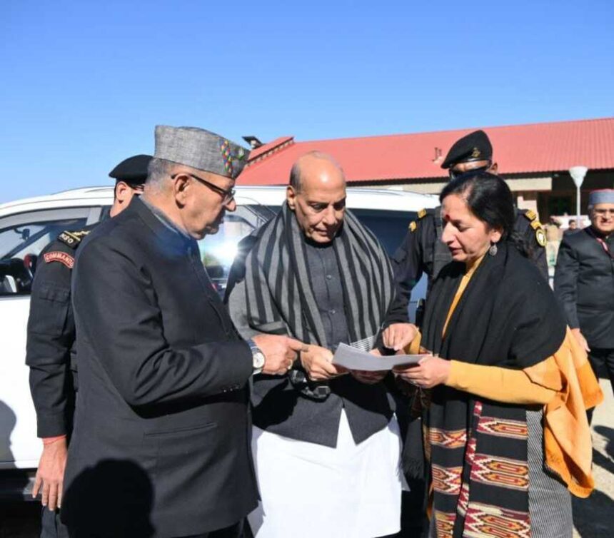 रक्षा मंत्री राजनाथ सिंह मसूरी प्रवास के बाद दिल्ली रवाना, मंत्री गणेश जोशी ने किया सम्मान-Newsnetra 5 IMG 20251129 WA0098