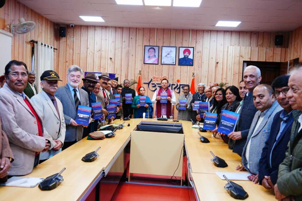 मुख्यमंत्री धामी ने “उत्तराखण्ड @25: लुकिंग बैक–लुकिंग फॉरवर्ड” पुस्तक का विमोचन किया-Newsnetra 6 IMG 20251130 WA0045