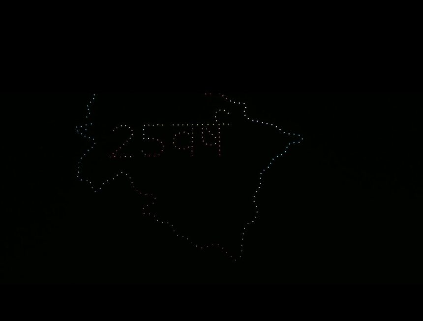 देहरादून का आसमान हुआ रोशन: रजत जयंती पर 300+ ड्रोन शो में झलकी देवभूमि की पहचान, UCADA ने मनाया भव्य ड्रोन लाइट शो-Newsnetra 3 Screenshot 20251110 203035 XPlayer Video Player
