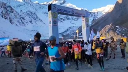 उत्तराखंड रजत जयंती समारोह में रोमांच की नई ऊँचाई: 14,500 फीट पर आयोजित 60 किमी अल्ट्रा मैराथन में देशभर से पहुंचे 700 धावकों ने दिखाया साहस और संकल्प-Newsnetra 3 aatha kalsha kashhatara ma altara marathana ef98c672abaf8754a18a70feff78cb63