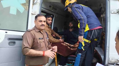 कालसी डैम के पास बड़ा सड़क हादसा: तेज रफ्तार पिकअप खाई में गिरी, एक युवक की मौत—दो गंभीर रूप से घायल, SDRF ने चलाया रेस्क्यू अभियान-Newsnetra 3 kalsi accident f1dd4eda3b0e842a955dfad70bd6bb4e