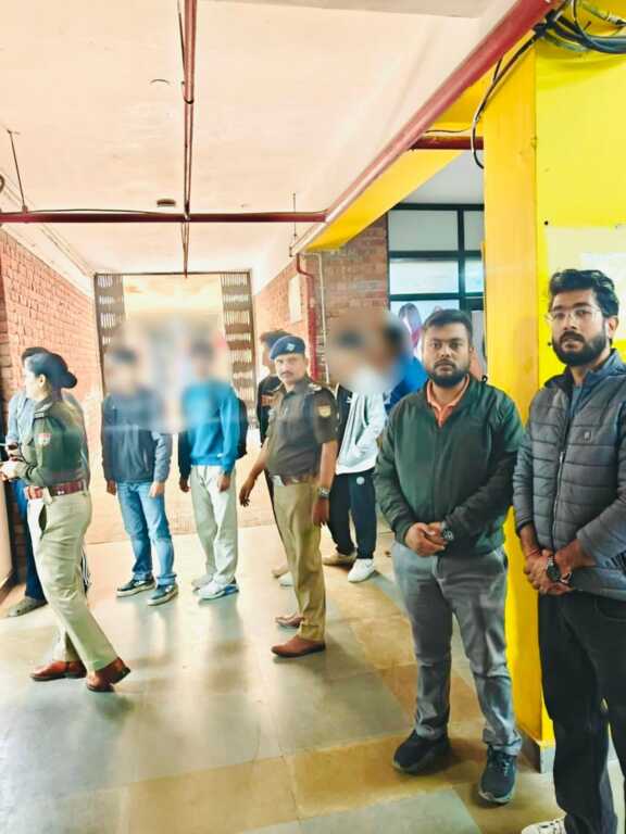 देहरादून में ड्रग्स फ्री कैंपस मिशन का आगाज; टेस्टिंग में पॉजिटिव मिलने पर डीन व स्वामी पर मुकदमा तय-Newsnetra 3 IMG 20251201 WA0044
