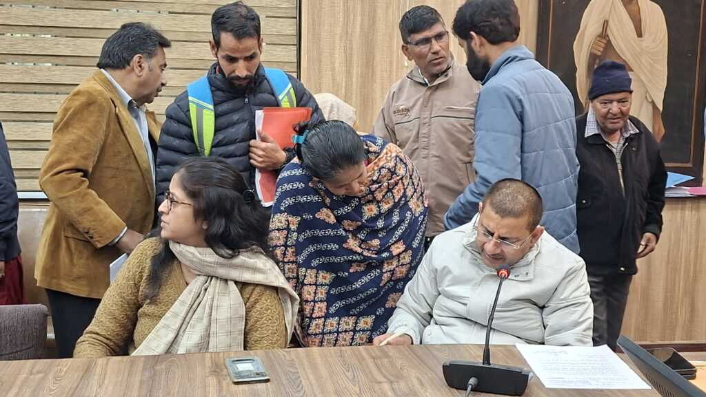 डीएम सविन बंसल के निर्देश पर जनता दरबार—जमीन विवाद से लेकर भरण-पोषण तक मिली 130 शिकायतें-Newsnetra 21 IMG 20251201 WA0070