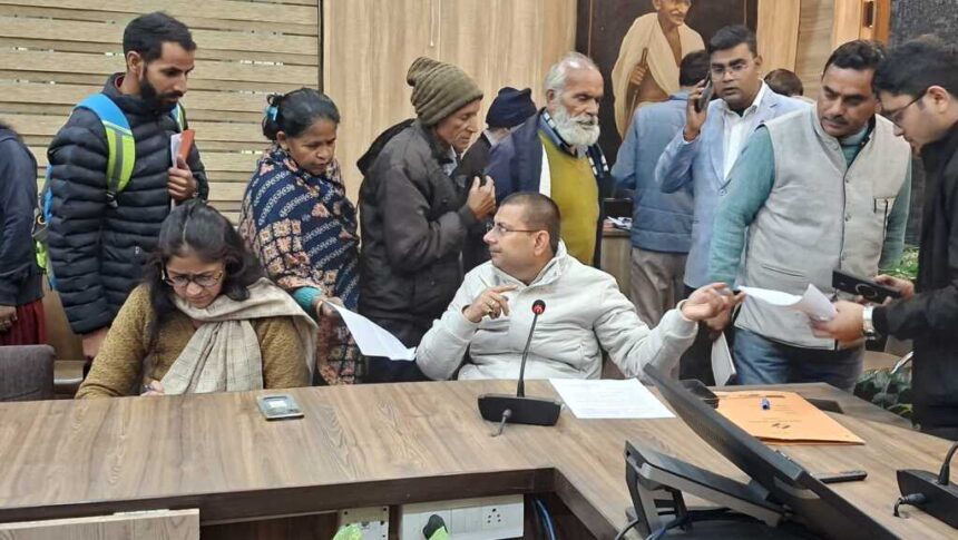 डीएम सविन बंसल के निर्देश पर जनता दरबार—जमीन विवाद से लेकर भरण-पोषण तक मिली 130 शिकायतें-Newsnetra 15 IMG 20251201 WA0079