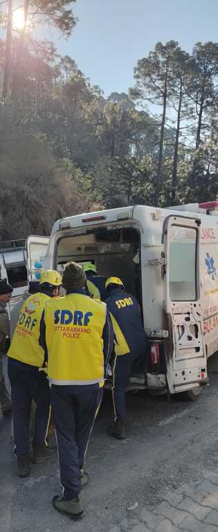 खैरना में SDRF का संवेदनशील ऑपरेशन: खाई में गिरे अल्मोड़ा पुलिसकर्मी का शव सुरक्षित निकाला-Newsnetra 7 IMG 20251209 WA0054