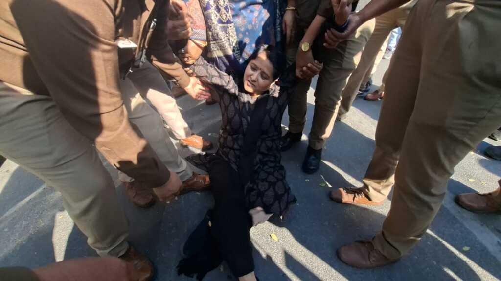 देहरादून: नर्सिंग युवतियों पर पुलिस अभद्रता के खिलाफ महिला कांग्रेस का जोरदार प्रदर्शन, दोषी पुलिस पर कार्रवाई व भर्ती प्रक्रिया शुरू करने की मांग-Newsnetra 6 IMG 20251209 WA0090 1