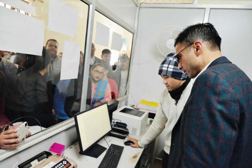 डीएम सविन बंसल का औचक निरीक्षण, सब रजिस्ट्रार कार्यालय ऋषिकेश में भारी अनियमितताएं उजागर-Newsnetra 3 IMG 20260128 WA0117