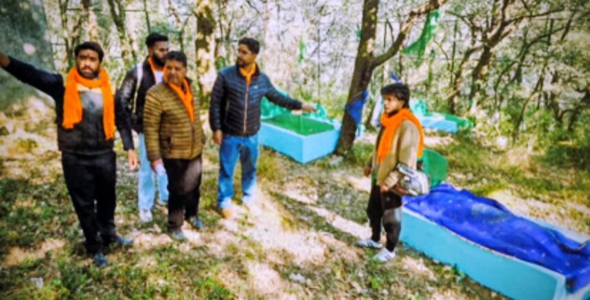 बाला हिसार की मजारों पर विवाद: बजरंग दल का विरोध, वन विभाग ने स्कूल प्रबंधन को नोटिस-Newsnetra 3 Screenshot 20260117 020701 Chrome2