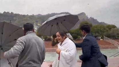 हरिद्वार के वीआईपी घाट पर स्नान के दौरान विवाद, तलाक के सवाल पर पैपराजी पर भड़कीं भाजपा नेत्री अपर्णा यादव-Newsnetra 3 aparanae yathava 1d5d26a48576aab0207b6c7525b2af82