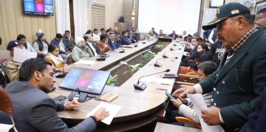 जिलाधिकारी सविन बंसल के जनता दर्शन में 158 शिकायतों की सुनवाई, कई मामलों में त्वरित राहत-Newsnetra 3 ghkmn
