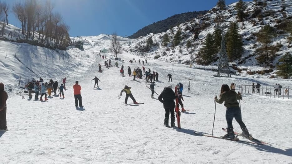 बर्फबारी से बदला औली का नजारा, चांदी की तरह चमका हिल स्टेशन, ठंड में जमी कृत्रिम झील-Newsnetra 9 oul ma parayataka ec8d559ed0c11bedcc093c6a008f35bf