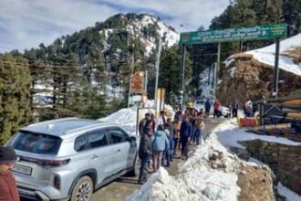 snowfall uttarakhand tourists stranded in lokhandi chakrata 1ca6fff7884954f6b8d6e65a38fa51c8 1