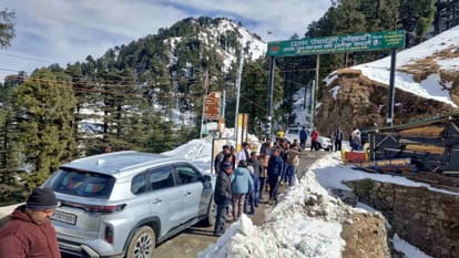 चकराता के लोखंडी में फंसे 80 पर्यटक सकुशल निकले बाहर, राष्ट्रीय राजमार्ग पर तीन फीट तक जमी थी बर्फ-Newsnetra 3 snowfall uttarakhand tourists stranded in lokhandi chakrata 1ca6fff7884954f6b8d6e65a38fa51c8 1