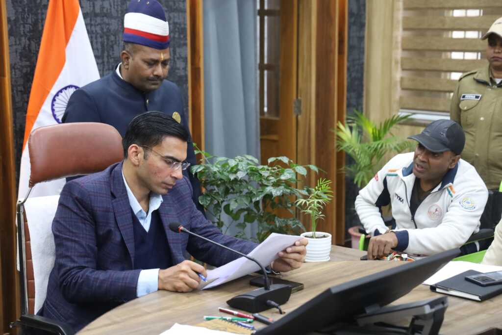 जिलाधिकारी सविन बंसल के जनता दरबार में 195 शिकायतें, भूमि विवाद से लेकर बुजुर्ग सुरक्षा तक पर सख्त निर्देश-Newsnetra 8 IMG 20260209 WA0101