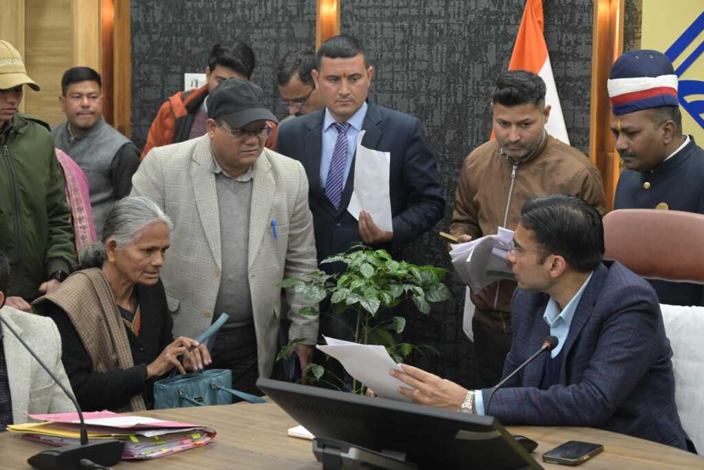 जिलाधिकारी सविन बंसल के जनता दरबार में 195 शिकायतें, भूमि विवाद से लेकर बुजुर्ग सुरक्षा तक पर सख्त निर्देश-Newsnetra 9 IMG 20260209 WA0106