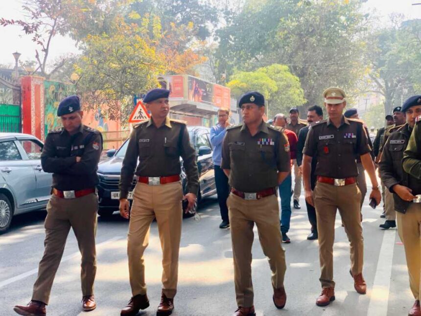 धरना-प्रदर्शनों को लेकर सतर्क प्रशासन, ग्राउंड जीरो पर उतरे एसएसपी दून-Newsnetra 3 IMG 20260215 WA0097