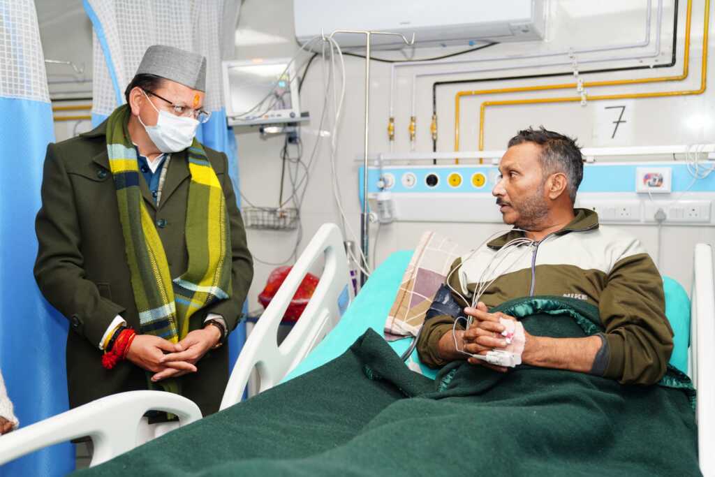 देर रात दून अस्पताल पहुंचे सीएम धामी, व्यवस्थाओं का लिया जायजा, मरीजों से की सीधी बातचीत-Newsnetra 15 IMG 20260219 WA0043