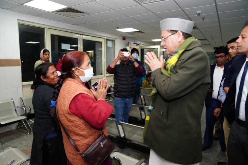 देर रात दून अस्पताल पहुंचे सीएम धामी, व्यवस्थाओं का लिया जायजा, मरीजों से की सीधी बातचीत-Newsnetra 11 IMG 20260219 WA0044