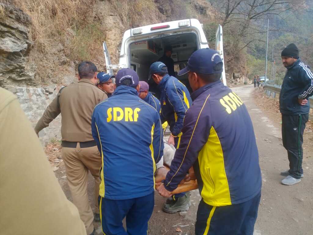 रुद्रप्रयाग: खाई में गिरे मजदूर का SDRF ने किया सफल रेस्क्यू, अस्पताल पहुंचाया-Newsnetra 6 IMG 20260220 WA0067