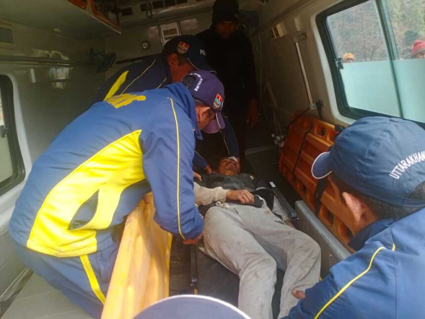 रुद्रप्रयाग: खाई में गिरे मजदूर का SDRF ने किया सफल रेस्क्यू, अस्पताल पहुंचाया-Newsnetra 5 IMG 20260220 WA0073