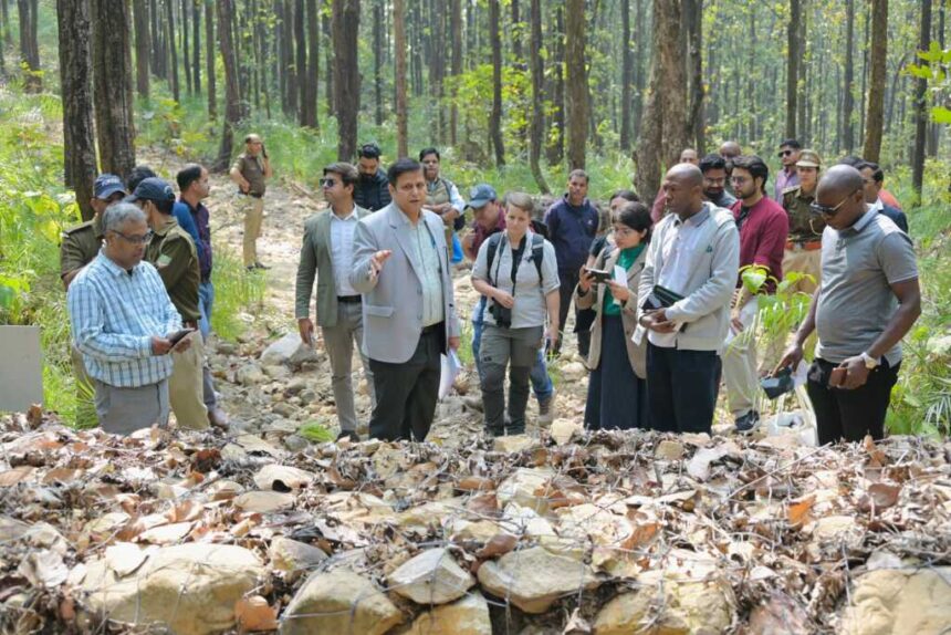 आईयूसीएन के 11 देशों के प्रतिनिधिमंडल ने किया देहरादून के बाणगंगा जलागम क्षेत्र का भ्रमण, स्प्रिंग एवं रिवर रीजुविनेशन कार्यों की सराहना-Newsnetra 17 IMG 20260227 WA0100