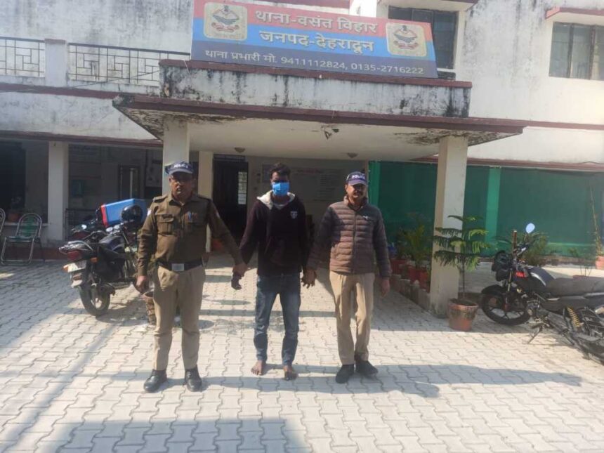 बसंत विहार में दिनदहाड़े मोबाइल झपटमारी का खुलासा, ₹10 हजार का इनामी फरार अभियुक्त टी-स्टेट खंडर से गिरफ्तार-Newsnetra 3 IMG 20260227 WA01852