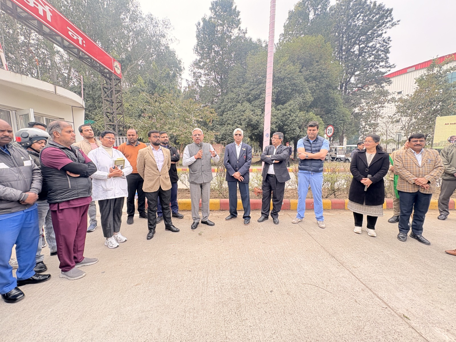 एम्स ऋषिकेश व परिवहन विभाग की संयुक्त पहल, सड़क सुरक्षा को लेकर जन जागरूकता रैली-Newsnetra 9 WhatsApp Image 2026 02 09 at 6.06.09 PM