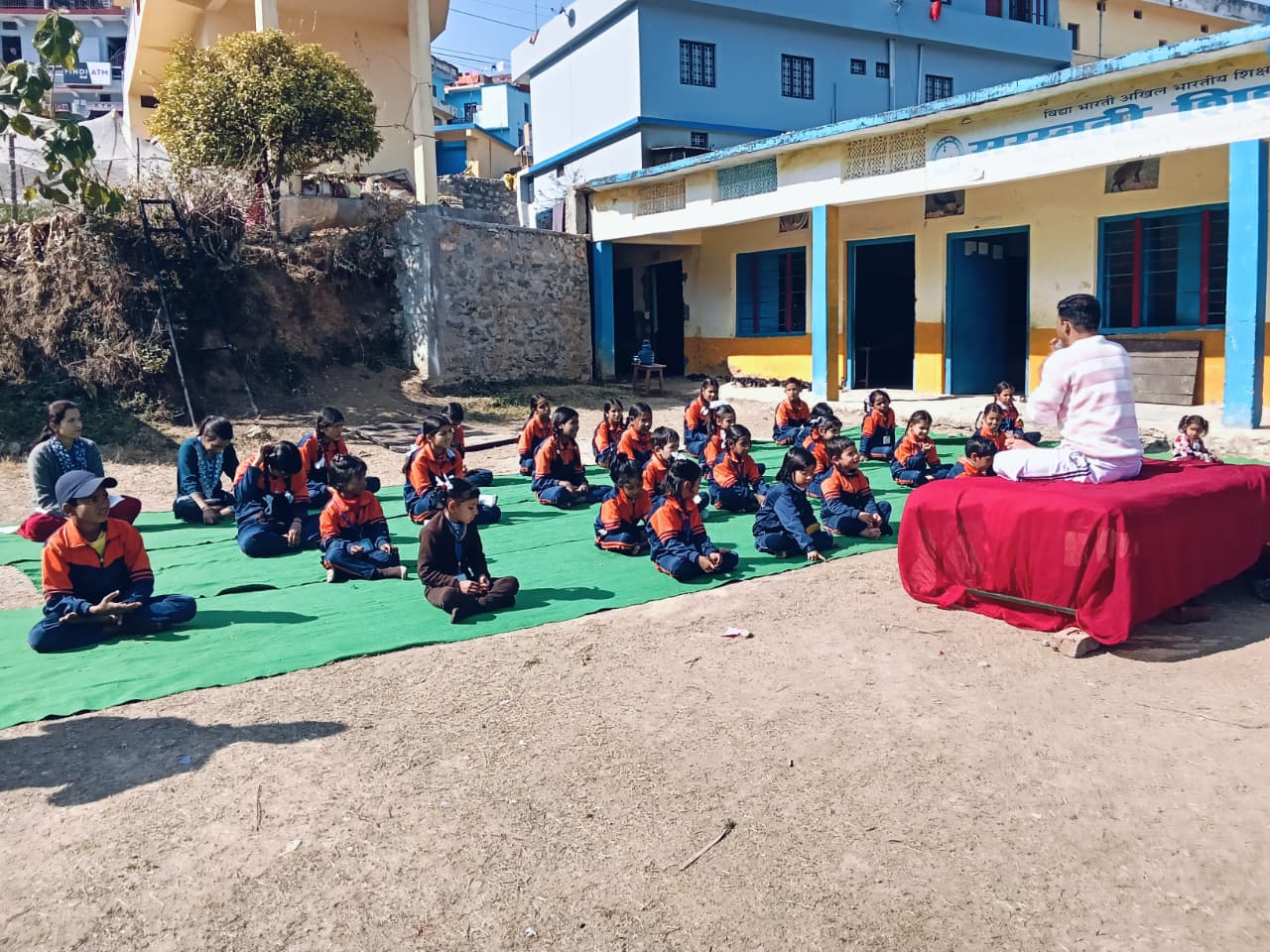 सरस्वती शिशु विद्या मंदिर कमांद में योग एवं ध्यान शिविर का आयोजन, योगाचार्य देवेश चंद्र ने कराया योगाभ्यास,, शिक्षक-छात्राओं ने किया उत्साहपूर्वक योगाभ्यास-Newsnetra 27 WhatsApp Image 2026 02 21 at 4.45.07 PM 1 1