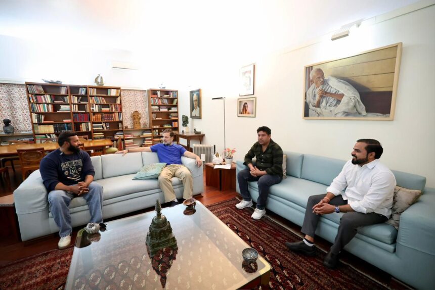 कोटद्वार के दीपक से राहुल गांधी की आत्मीय मुलाकात राहुल गांधी ने कोटद्वार के समाजसेवी दीपक को किया सम्मानित-Newsnetra 11 WhatsApp Image 2026 02 23 at 1.53.38 PM