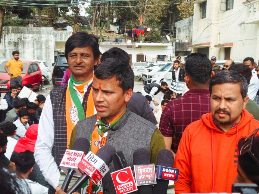 शिक्षा निदेशक से कथित मारपीट के विरोध में कांग्रेस का रायपुर थाने पर घेराव, विधायक की गिरफ्तारी की मांग-Newsnetra 9 WhatsApp Image 2026 02 23 at 4.03.04 PM