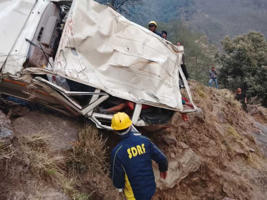 बागेश्वर के कपकोट में दर्दनाक हादसा: बोलेरो 100 मीटर गहरी खाई में गिरी, 2 महिलाओं की मौत, 5 घायल-Newsnetra 5 IMG 20260313 WA0065