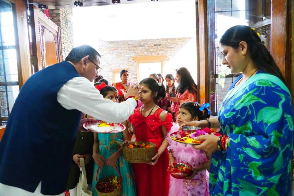 सीएम आवास में धूमधाम से मनाया गया फूलदेई, मुख्यमंत्री धामी ने दी प्रदेशवासियों को शुभकामनाएं-Newsnetra 6 IMG 20260314 WA0090